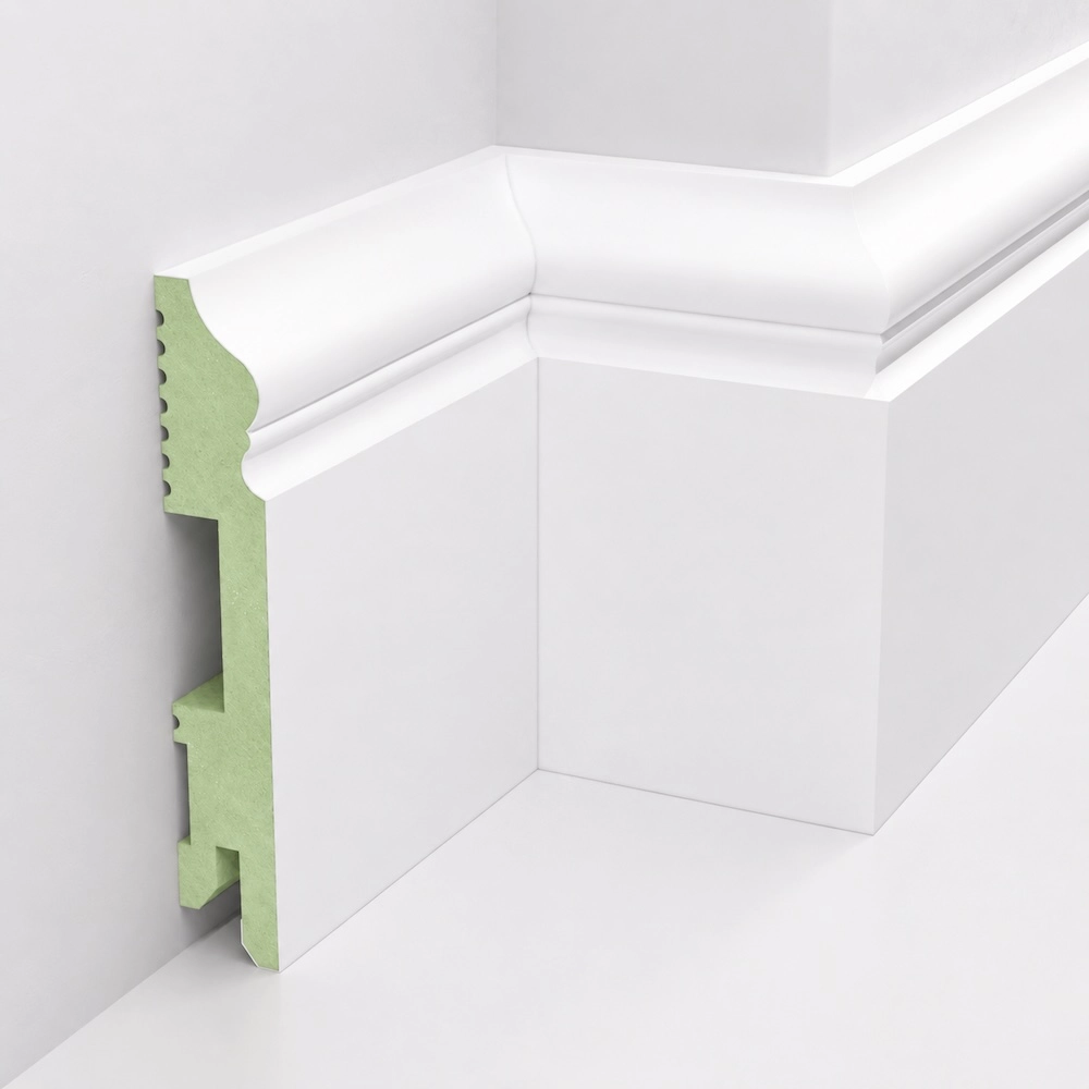 Narożnik z białą listwą przypodłogową i widocznym przekrojem zielonego rdzenia MDF, to listwa FOGE wysokości 10 cm, model LB3 MDF.
