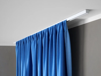 Sufitowy karnisz jednotorowy S250 z agrafkami o wymiarach 250 x 2 x 1.4 cm