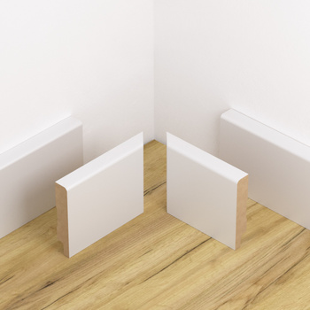 Lakierowany biały narożnik wewnętrzny do listwy przypodłogowej z powłoką wodoodporną Trio o długości 12cm