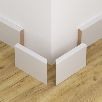 Lakierowany biały narożnik zewnętrzny do listwy przypodłogowej z powłoką wodoodporną TRIO o długości 10cm.
